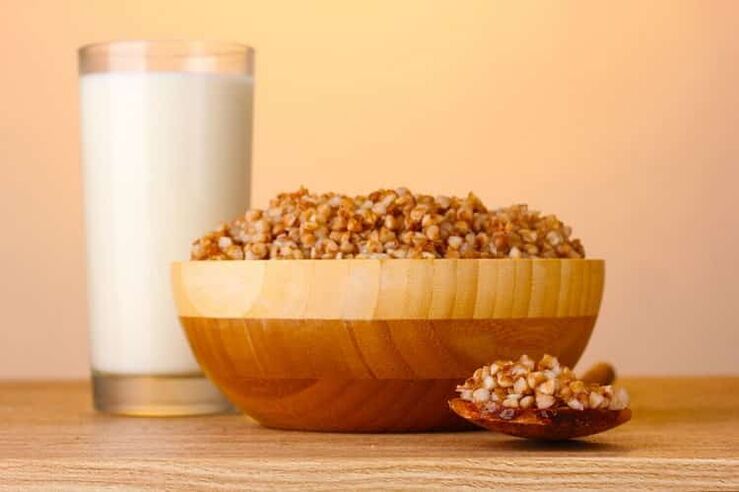 Porridge de sarrasin et lait en verre
